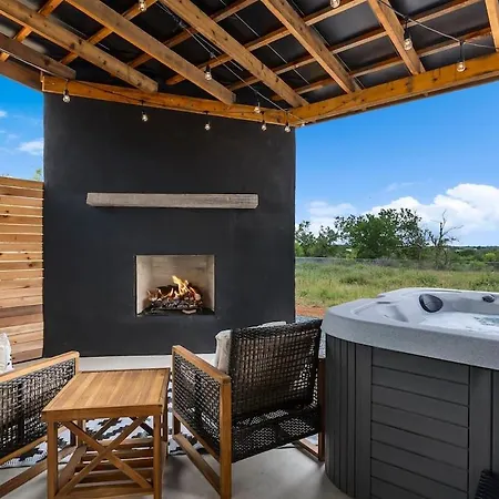 Ashlee'S Farmhaus Hot Tub Fireplace In Town